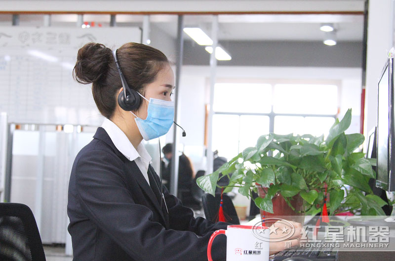 24小時客服全身心工作，用專注點亮了責任