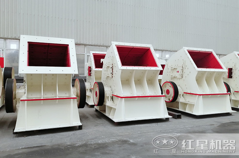 不同外觀(guān)的重錘粉碎機(jī)車(chē)間展示