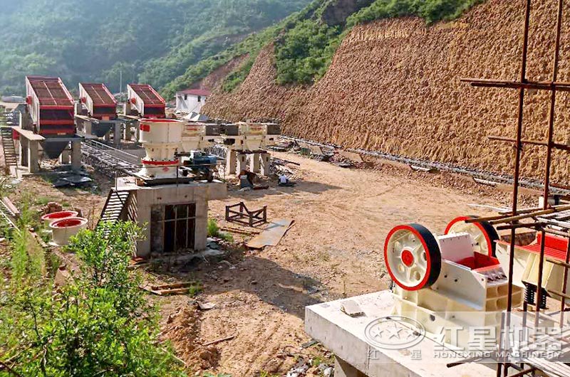沙廠生產線安裝安裝中，石料粉碎設備有鄂破、圓錐破和制砂機